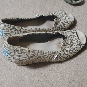Women's size 9 Tom's leopard peep toe wedges